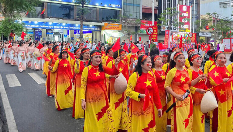 Miles de personas desfilaron con collares y camisas... en la sala de la Marina el 4 de mayo. Imagen: El muro de acero