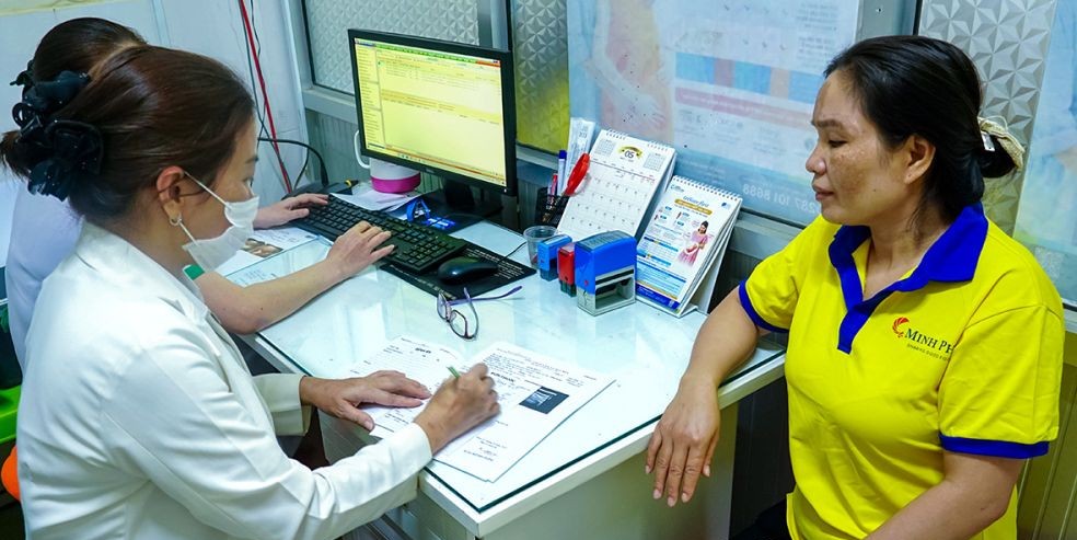 Female union members and workers in difficult circumstances in Ca Mau receive free health check-ups. Photo: Thien Vu