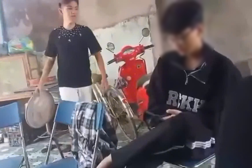 Mi hermana L.V.K., estudiante de 8o grado de la escuela primaria Phuoc Hung (de la prefectura de Tuy Phuoc, Binh Dinh) fue brutalmente golpeada por su compañero. Imagen: El Reino Unido