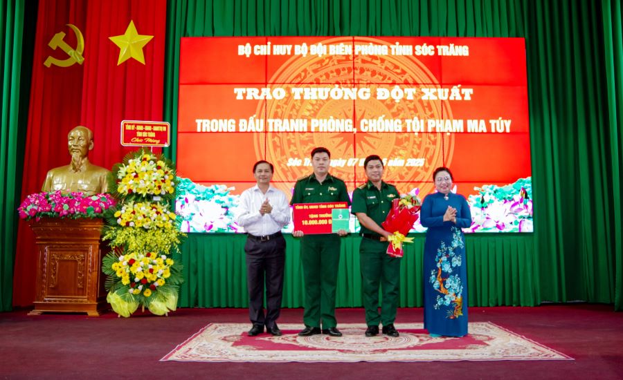 Dong chi Ho Thi Cam Dao, Pho Bi thu Thuong Truc tinh uy, Chu tich HDND tinh va dong chi Tran Van Lau, Pho Bi thu Tinh uy, Chu tich UBND tinh trao thuong cho tap the don Bien phong Trung Binh. Anh: Van Long