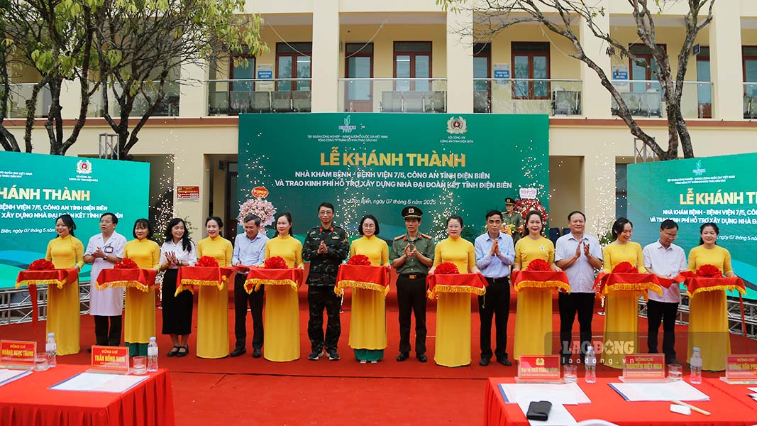 Delegates cut the ribbon to inaugurate the Examination House - 7/5 Hospital (Dien Bien Provincial Police). Photo: Quang Dat