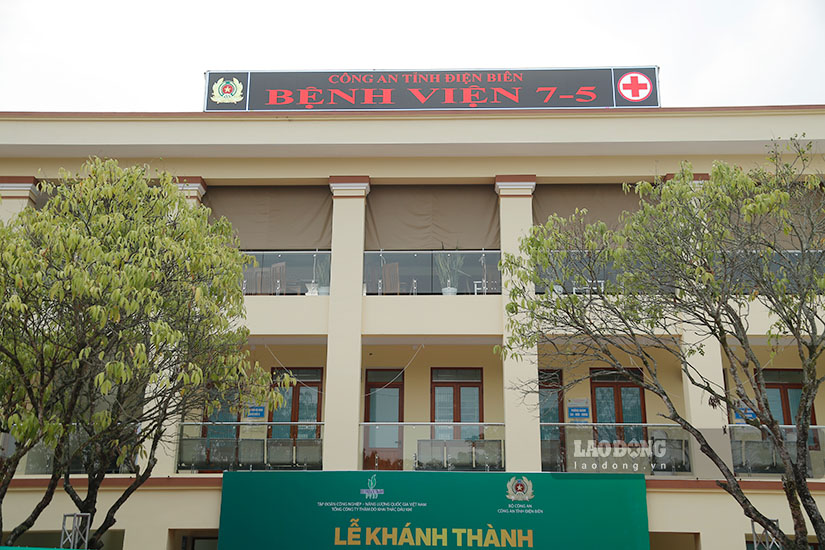 Nha Kham benh - Benh vien 7/5, tai xa Thanh Hung, huyen Dien Bien. Anh: Quang Dat