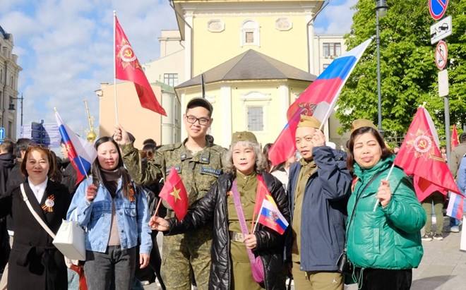 Người Việt ở Nga cổ vũ tổng duyệt lễ duyệt binh tại Mátxcơva