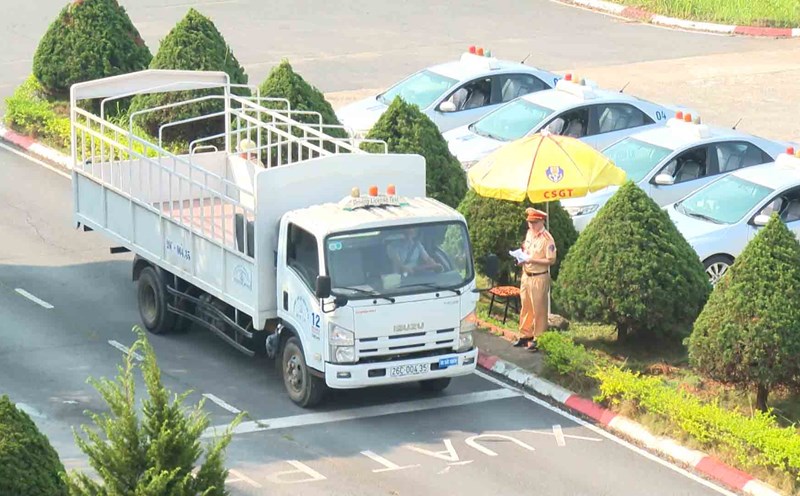 Son La organizes the first car driving test conducted by the police force