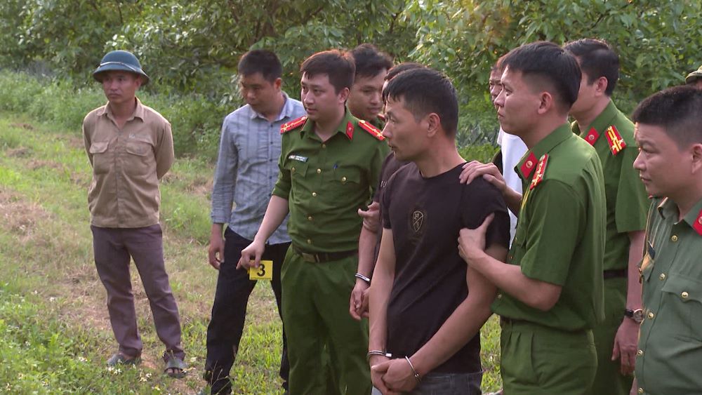La policia llevo a los sujetos a la tumba del rey Le Duc Thong para reconstruir el lugar, para su investigacion. Imagen: Policia de limpieza