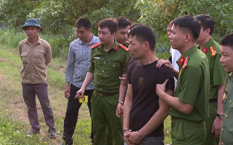 The police agency transferred the subjects to the mausoleum of King Le Tuc Tong to rebuild the scene to serve the investigation. Photo: Thanh Hoa Police
