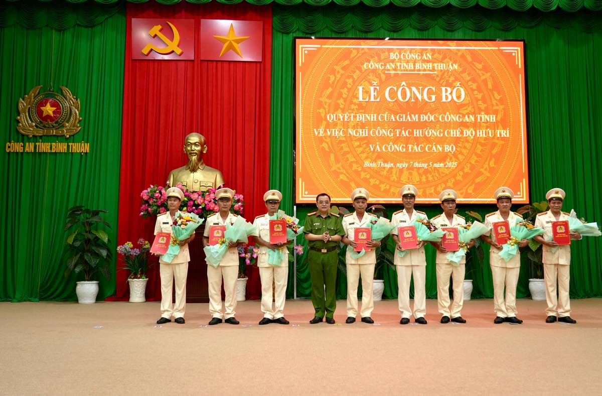 Lãnh đạo Công an tỉnh trao các quyết định nghỉ công tác hưởng chế độ hưu trí cho các lãnh đạo cấp phòng và chỉ huy cấp đội. Ảnh: Phạm Duy 
