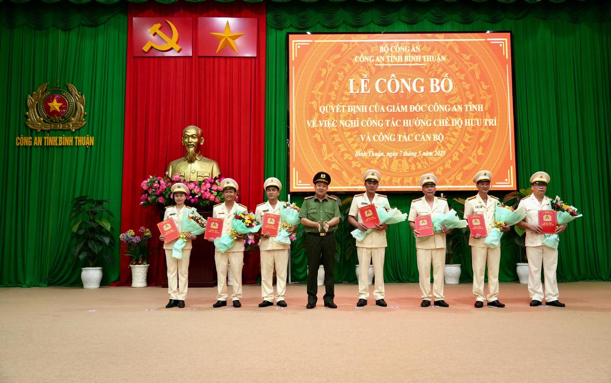 Trao quyết định nghỉ công tác hưởng chế độ hưu trí cho các trưởng phòng và quyết định phân công các Phó Trưởng phòng phụ trách. Ảnh: Phạm Duy 