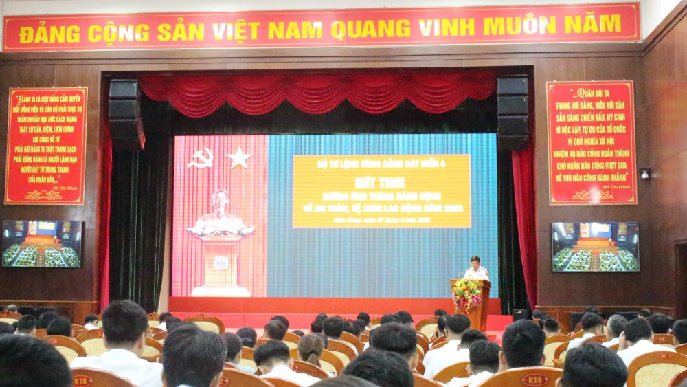 Can bo, chien si tham gia buoi mit tinh. Anh: BTL Vung CSB4