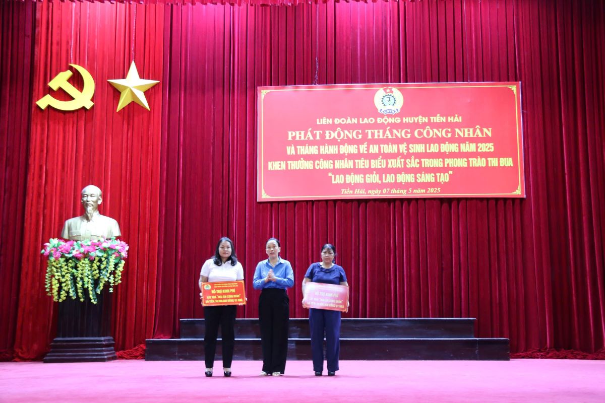 Phó Chủ tịch LĐLĐ tỉnh Thái Bình Phạm Thị Thắng trao biểu trưng kinh phí hỗ trợ xây nhà cho đoàn viên. Ảnh: Bá Mạnh