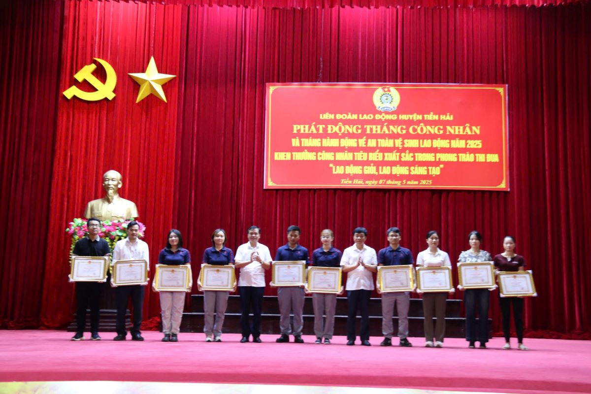 Lãnh đạo Huyện ủy - UBND huyện Tiền Hải trao bằng khen của UBND tỉnh Thái Bình cho các cá nhân. Ảnh: Bá Mạnh
