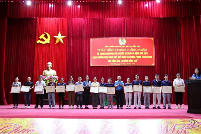 Gần 200 suất quà trao cho đoàn viên, người lao động ở Thái Bình
