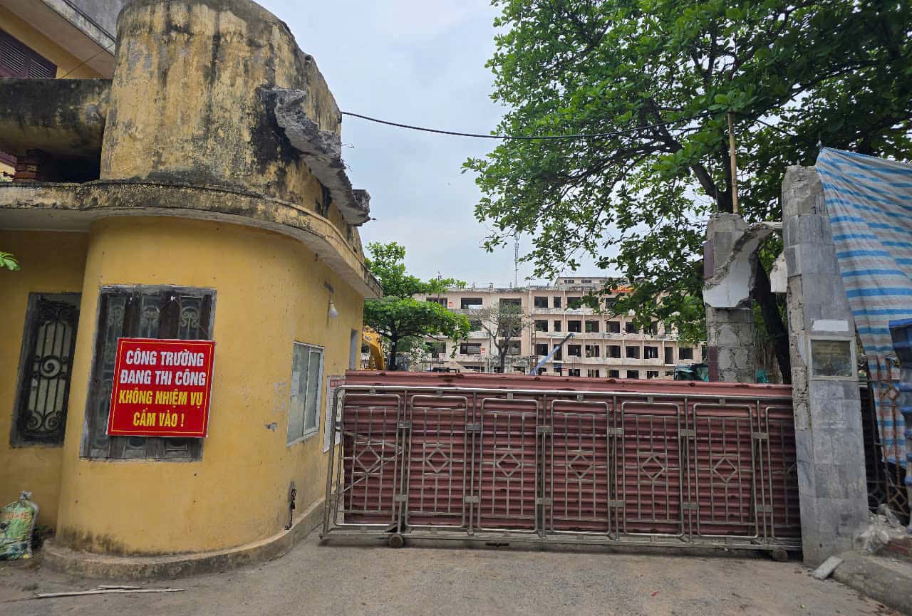 Despues de muchos años de abandono, la sede del Hospital Obstetrics - NHI Ninh Binh (anterior) esta siendo renovado en un hospital de medicina tradicional. Foto: Nguyen Truong