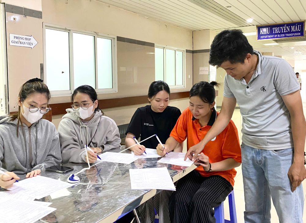 Hundreds of students and workers in Da Nang participated in voluntary blood donation. Photo: Thai Binh