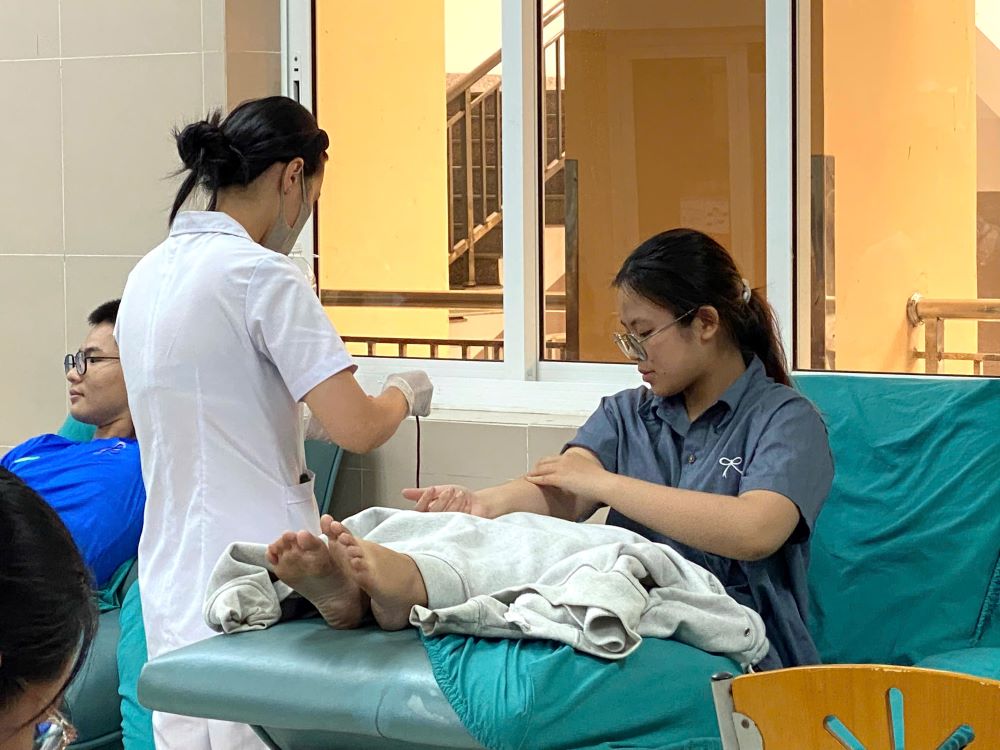 Hoat dong hien mau tinh nguyen da giup bo sung nguon mau quy gia cho Benh vien Ung Buou, dac biet ho tro benh nhan ung thu. Anh: Thai Binh