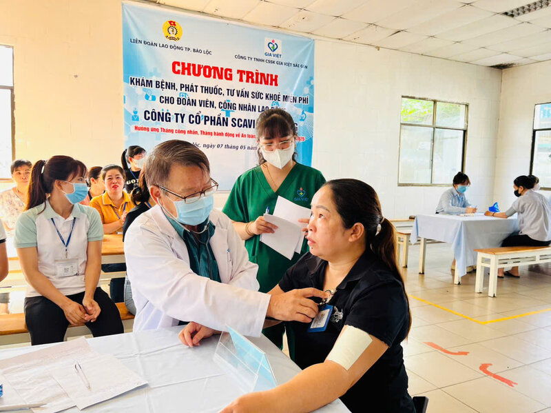 La Union de Trabajadores de la ciudad de Bao Loc organizo un chequeo medico y dispenso medicamentos gratuitos a los trabajadores durante el Mes de los Trabajadores de 2025. Imagen de Huang Qing