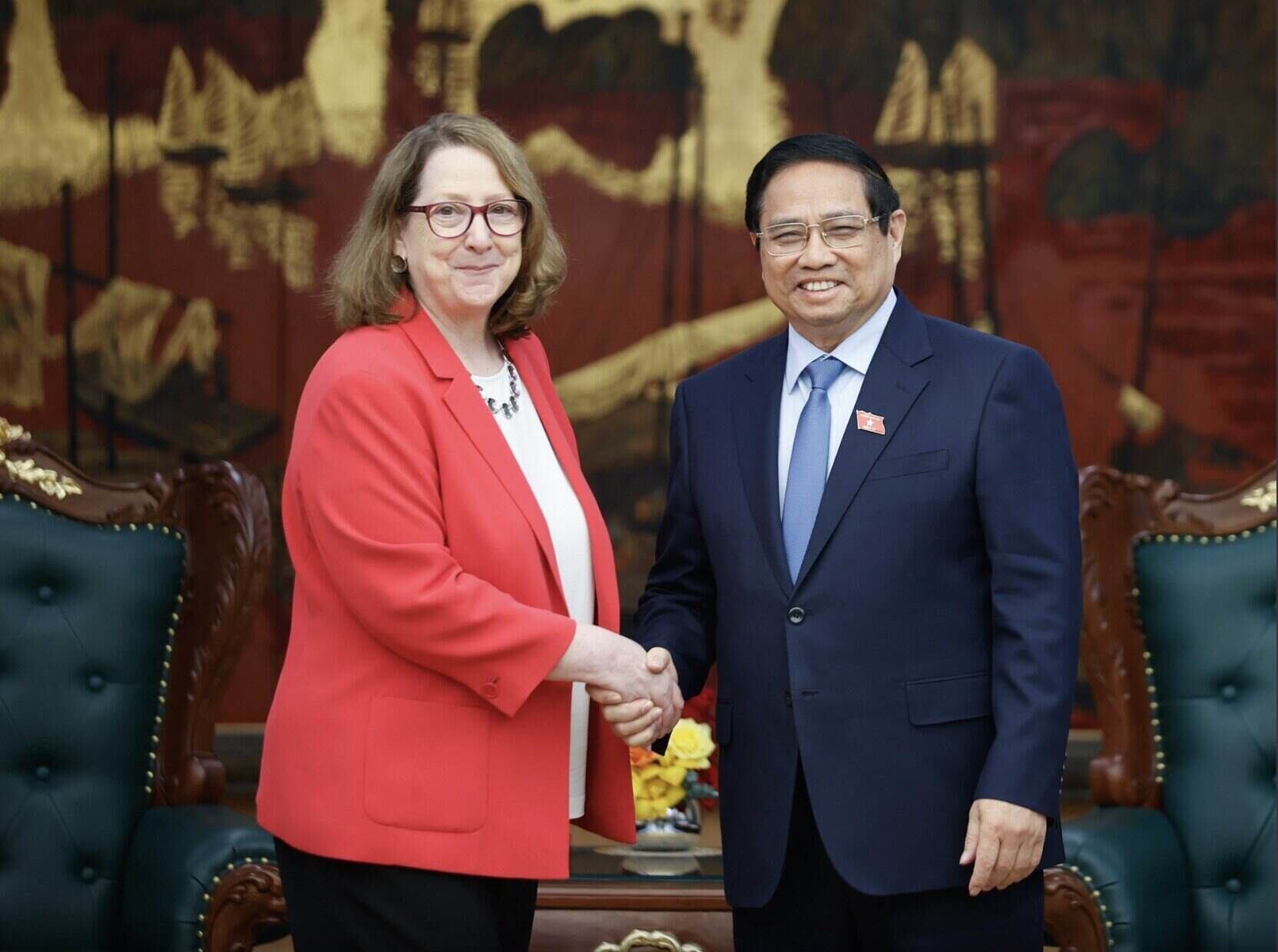 Miembro de Politburo, el primer ministro Pham Minh Chinh, dio la bienvenida al presidente del Comite de Evaluacion Economica y de Seguridad de la China de EE. UU. (USCC) del precio de RevA de la Asamblea Nacional de los Estados Unidos. Foto: VGP