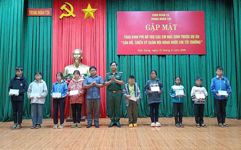 El teniente Do Wan Tran, el comite del regimiento 726 y el gobierno de la comuna de Quang Truc, otorgaron fondos a los estudiantes. Imagen: El agua de la rosa