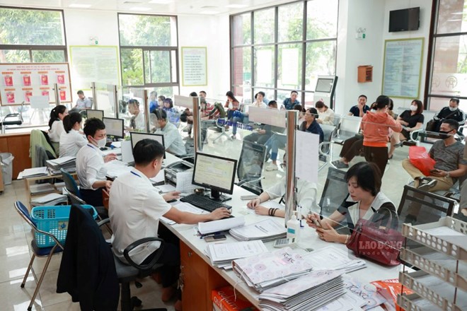 Civil servants handle administrative procedures for people. Photo: Hai Nguyen