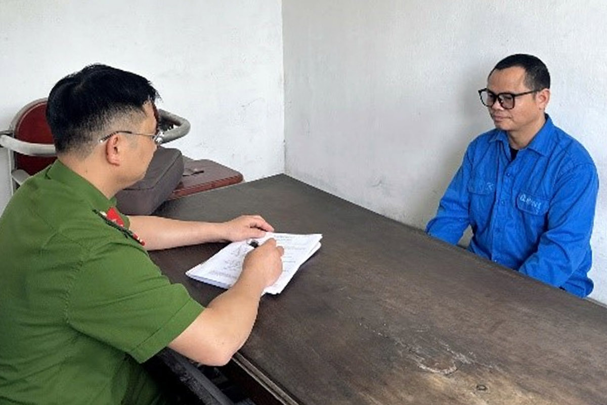 Đối tượng Trần Xuân Tạo tại cơ quan Công an Quảng Ninh. Ảnh: Công an Quảng Ninh