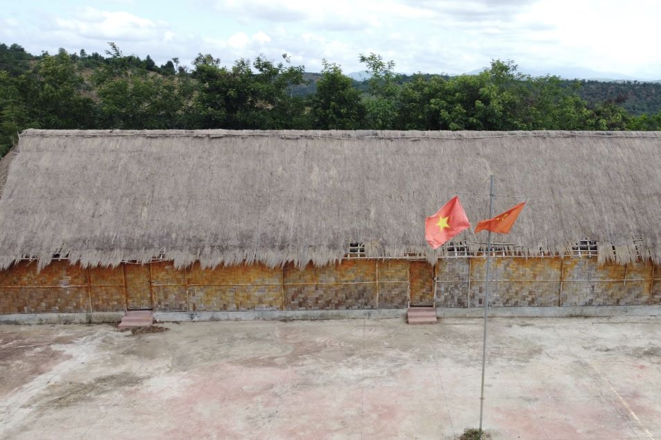 Nhà truyền thống bon Đắk R’moan thời điểm chưa bị đổ sập. Ảnh: Bảo Lâm