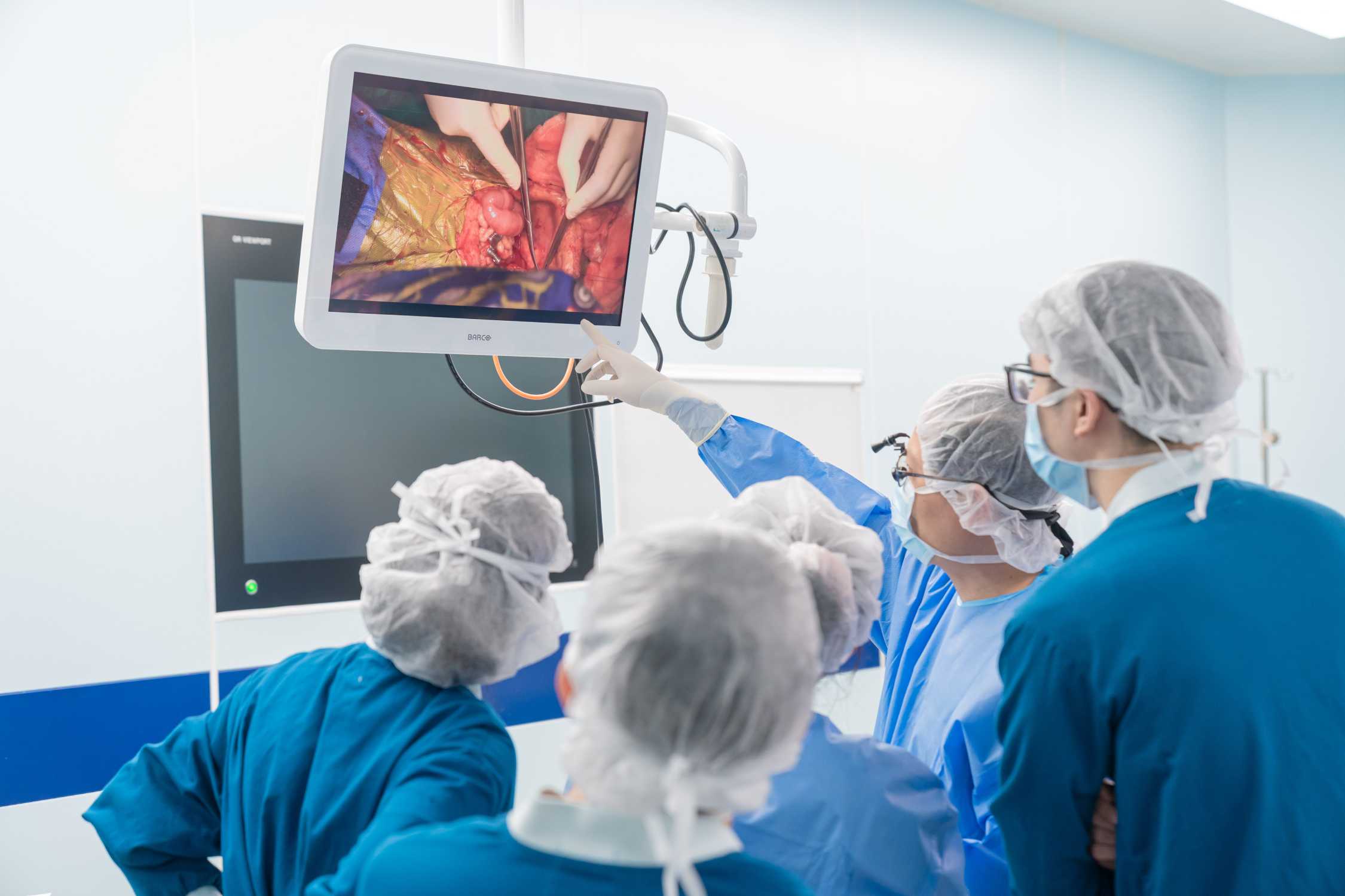 Los medicos realizan un trasplante de higado a un niño de ocho meses. Imagen de la BVCC