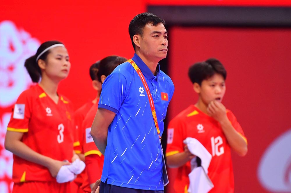 El entrenador Nguyen Dinh Hoang de la seleccion femenina de futsal de Vietnam. Imagen de la VFF