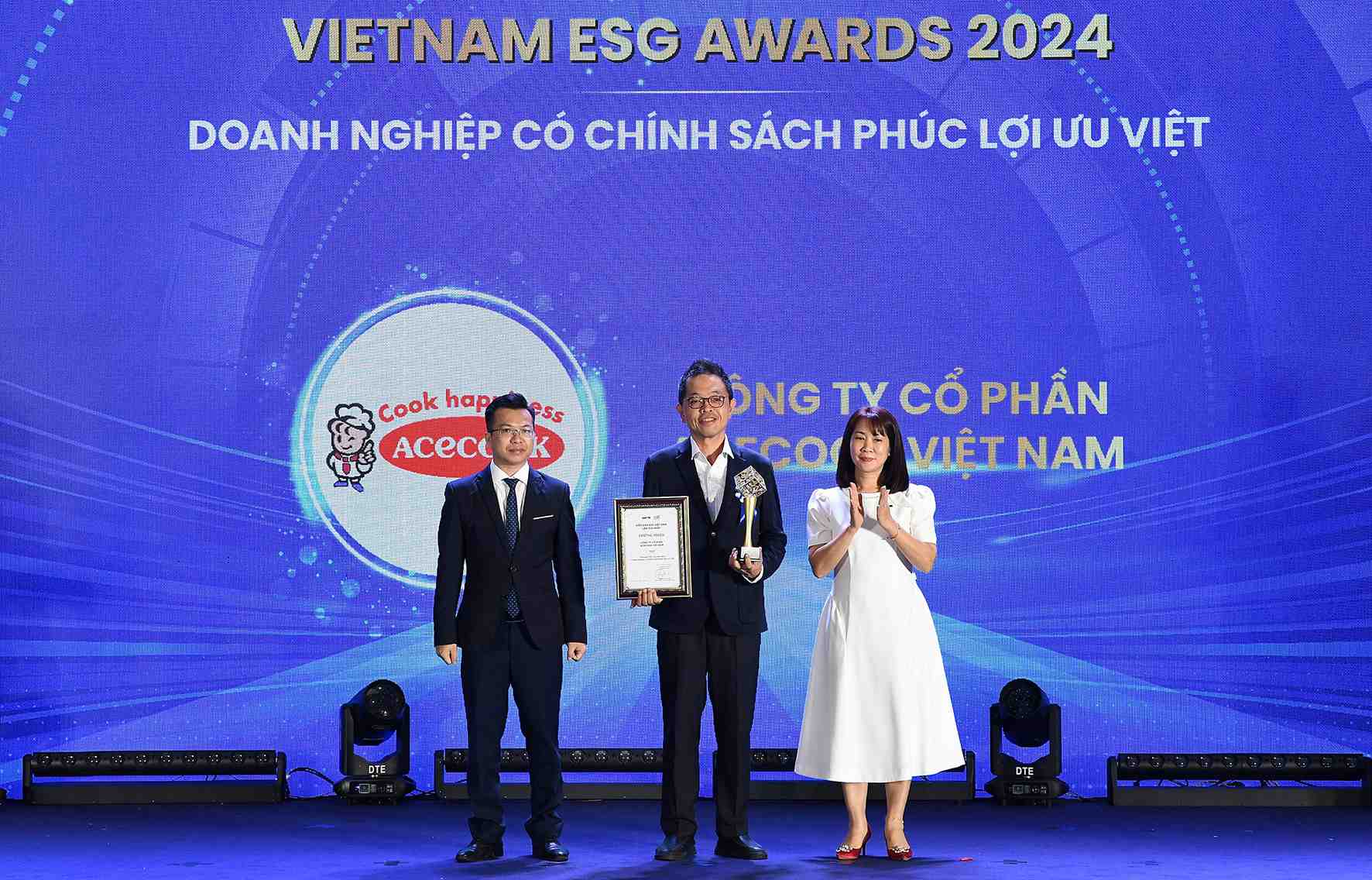 Acecook Vietnam representative received the award "Enterprise with outstanding welfare policies" at the Vietnam ESG Awards. Photo: Acecook