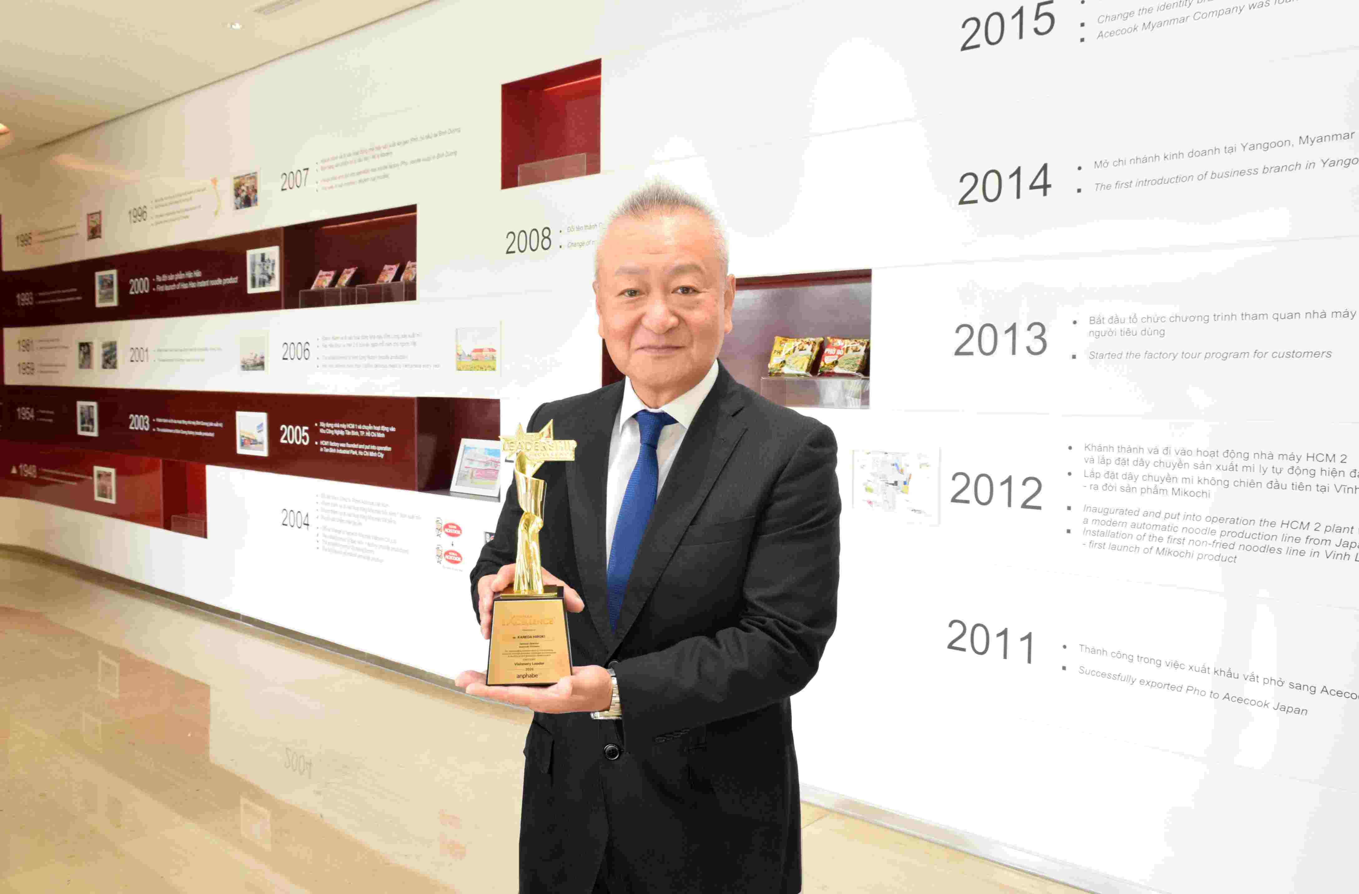 Ong Kaneda Hiroki – Tong Giam Doc Cong ty Acecook Viet Nam nhan Giai thuong “Lanh dao truyen cam hung” tai Vietnam Excellence 2025. Anh: Acecook