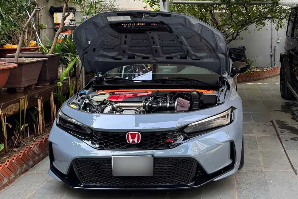 Close-up of the Honda Civic Type R in Ho Chi Minh City that has just been upgraded with a PRL Titanium Inlet Pipe. Photo: Vin Tran