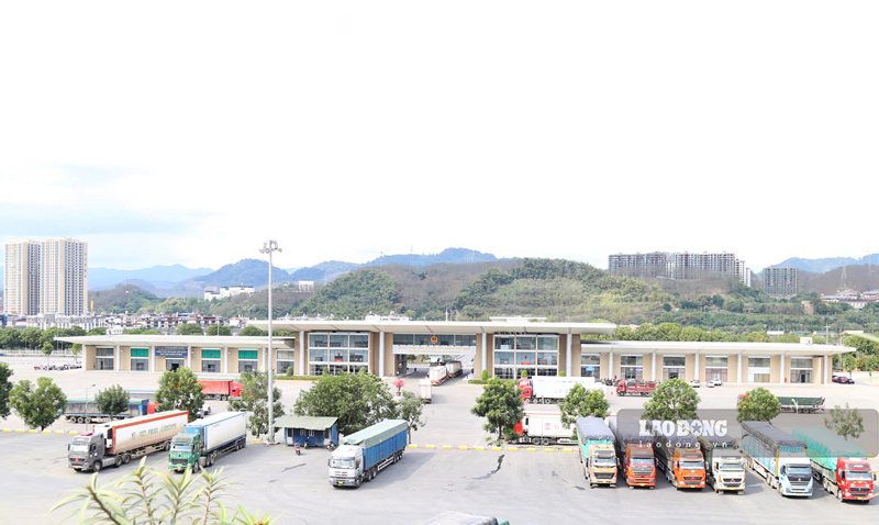 Hoạt động xuất - nhập khẩu và du lịch thuận lợi hơn nhờ hạ tầng giao thông đồng bộ. Ảnh: Đinh Đại