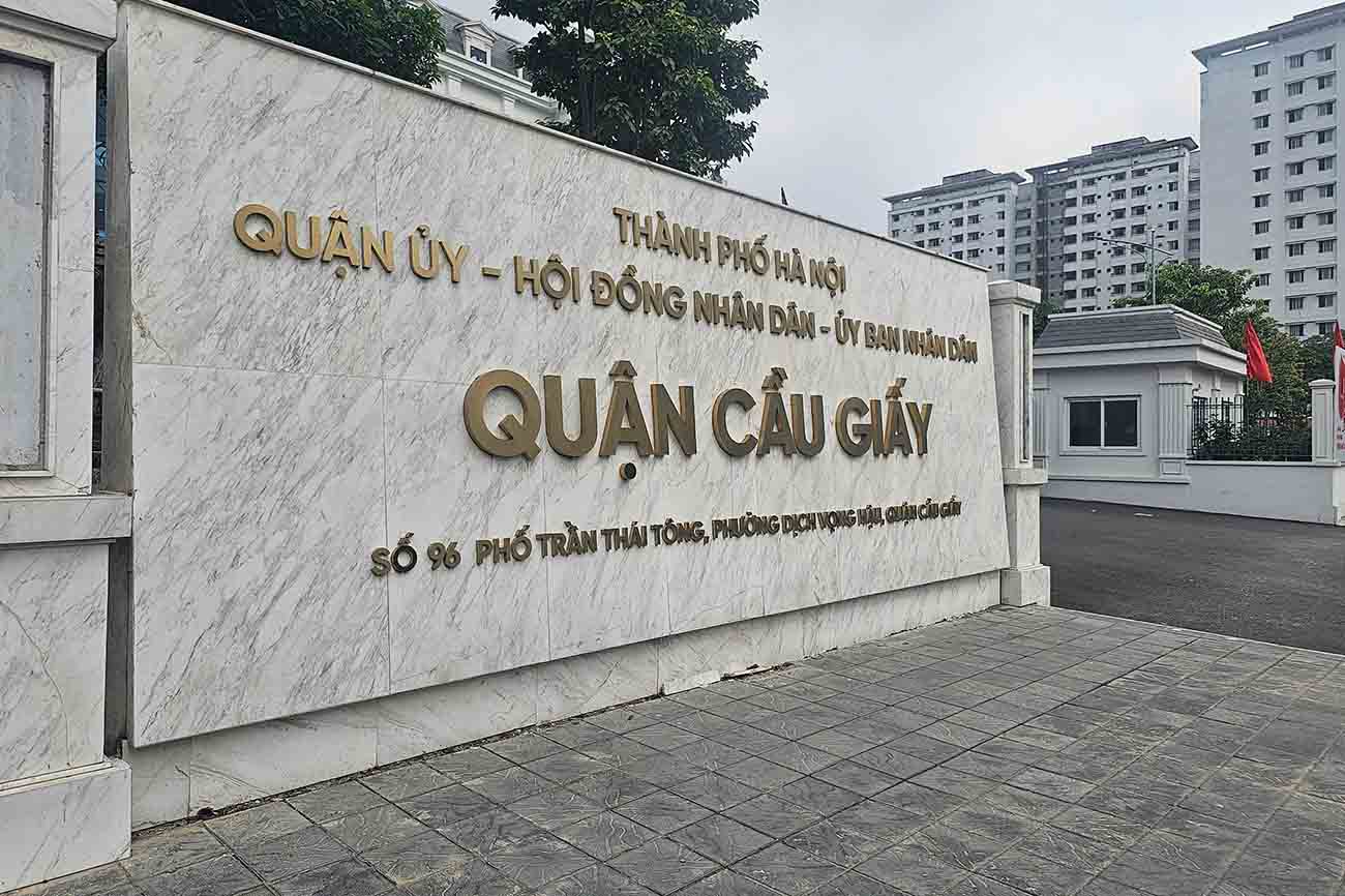 Cong vao tru so UBND quan Cau Giay tren duong Tran Thai Tong. Anh: Huu Chanh 