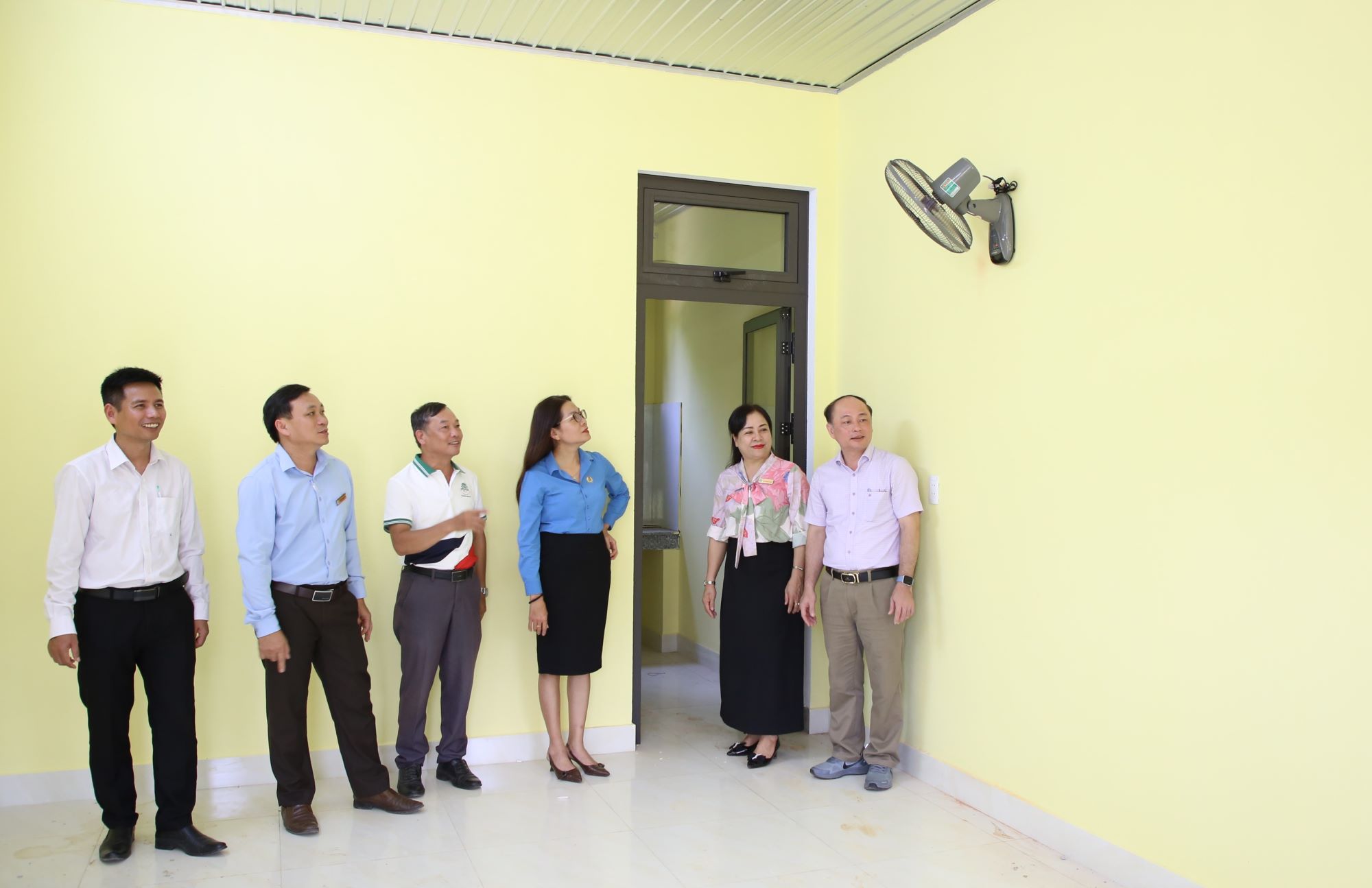 Dentro de la vivienda publica -duty por la Federacion de Tri Tri de Quang en colaboracion con el Departamento de Educacion y Capacitacion de la Provincia otorgada a funcionarios y maestros de Dakrong Secondary and High School. Foto: Colgada