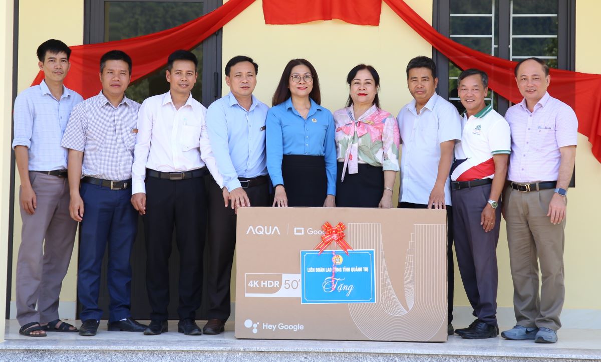 LĐLĐ tỉnh Quảng Trị trao tặng tivi cho cán bộ, giáo viên ở nhà công vụ. Ảnh: Hưng Thơ