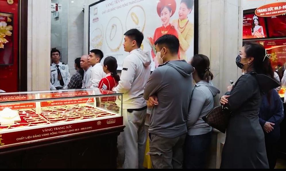 Recently, many people have flocked to gold and jewelry stores lining up to buy. Photo: Viet Anh