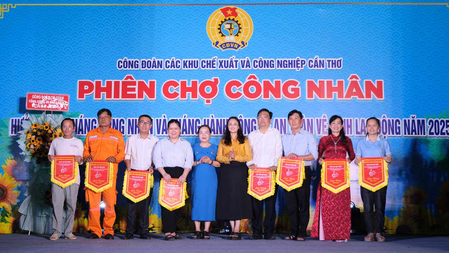 Trao cờ lưu niệm cho các đơn vị tham gia chương trình giao lưu văn nghệ hưởng ứng Tháng Công nhân. Ảnh: Mỹ Ly
