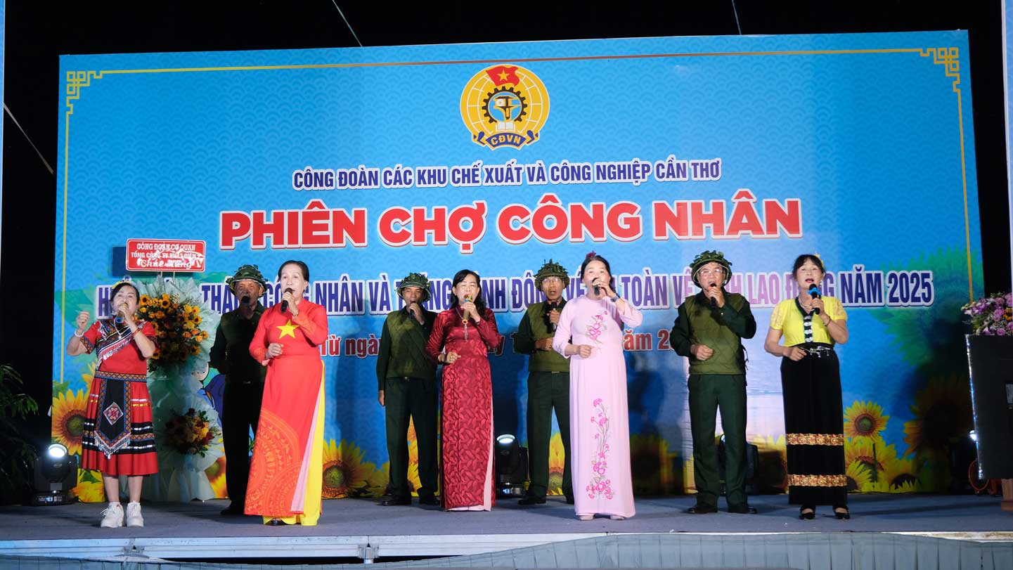 Nhiều tiết mục văn nghệ đặc sắc được trình diễn tại chương trình. Ảnh: Mỹ Ly