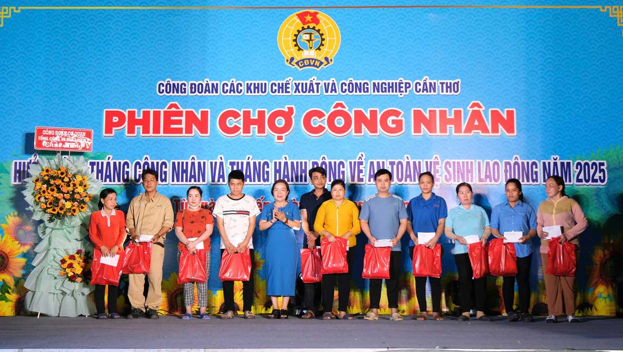 Trao quà cho đoàn viên, công nhân lao động có hoàn cảnh khó khăn. Ảnh: Mỹ Ly