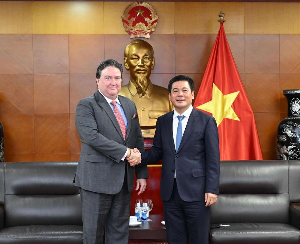 Working session between the Minister of Industry and Trade, Head of the Government negotiation Delegation on Trade with the United States Nguyen Hong Dien and Mr. Marc E. Knapper, Ambassador Extraordinary and Plenipotentiary of the United States to Vietnam. Photo: Ministry of Industry and Trade