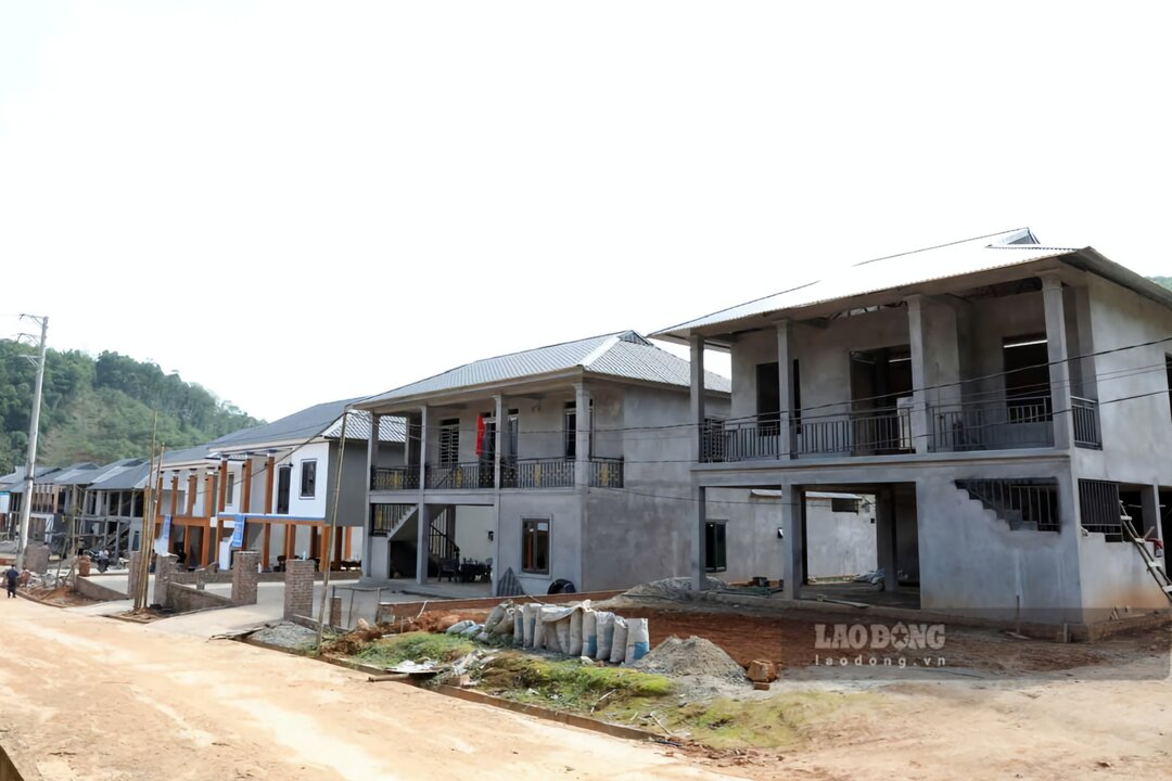 Nhung ngoi nha dang dan hoan thien. Anh: To Cong.