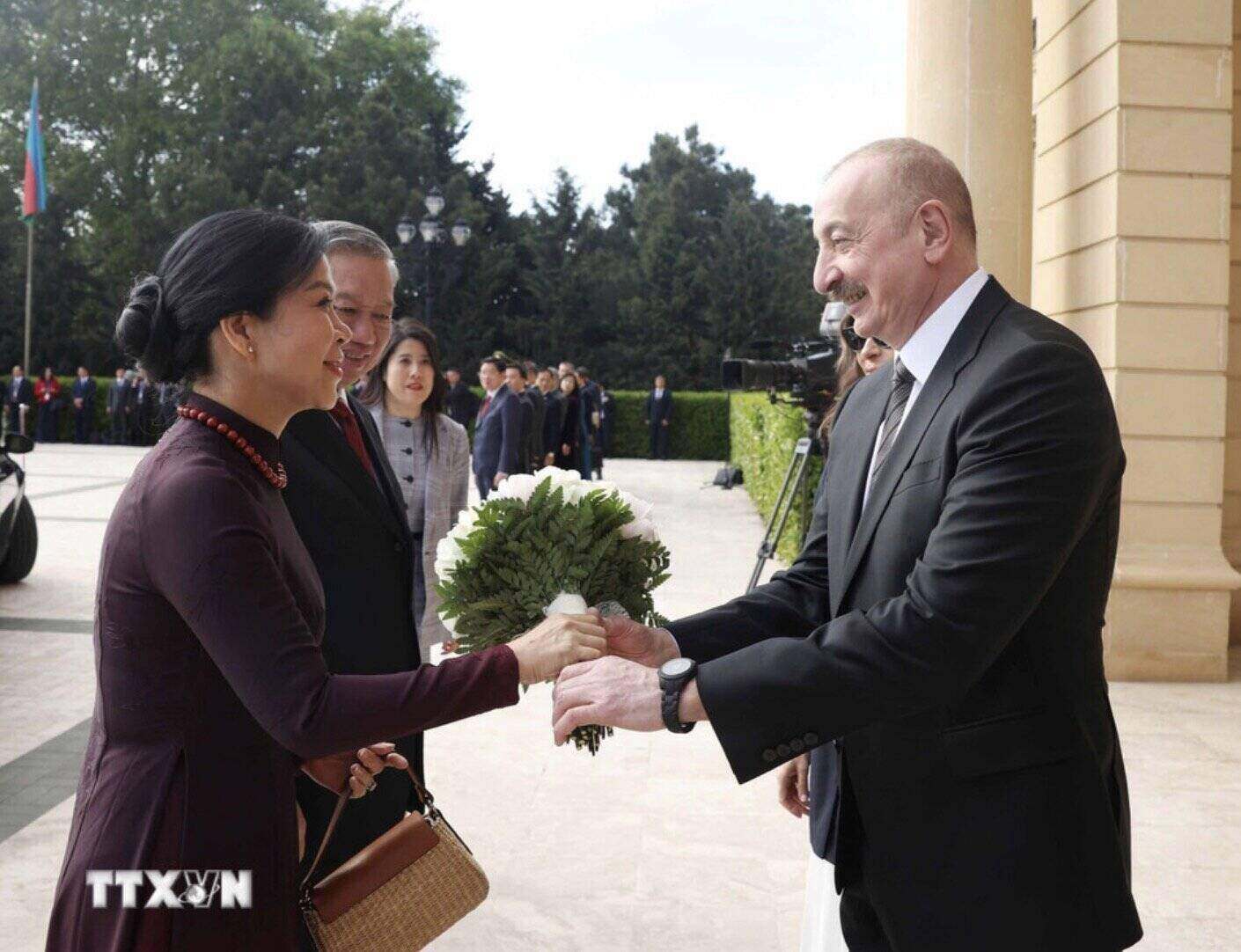 Tổng thống Ilham Aliyev và Phu nhân đón Tổng Bí thư Tô Lâm và Phu nhân. Ảnh: TTXVN
