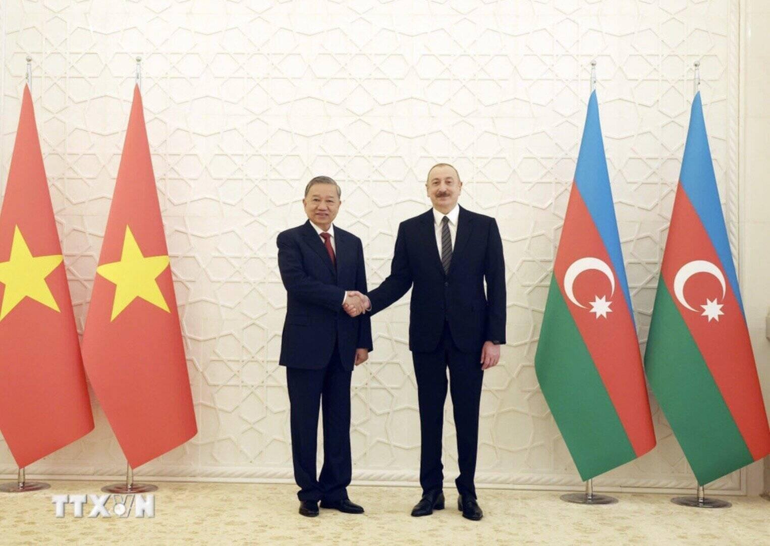 Tổng Bí thư Tô Lâm và Tổng thống Azerbaijan Ilham Aliyev chụp ảnh chung. Ảnh: TTXVN