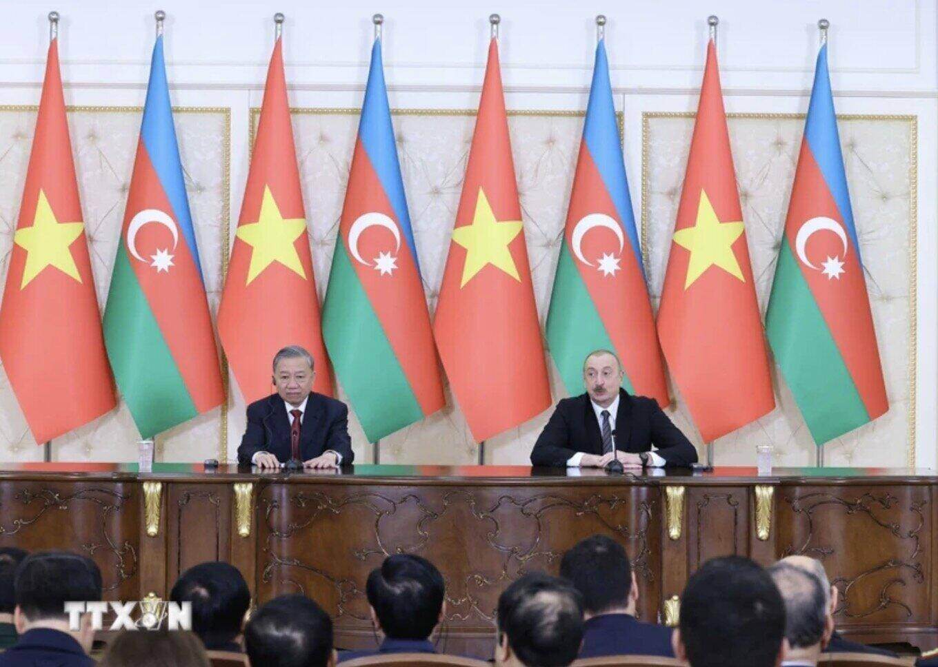 Tổng Bí thư Tô Lâm và Tổng thống Cộng hòa Azerbaijan Ilham Aliyev phát biểu với báo chí sau hội đàm. Ảnh: TTXVN 