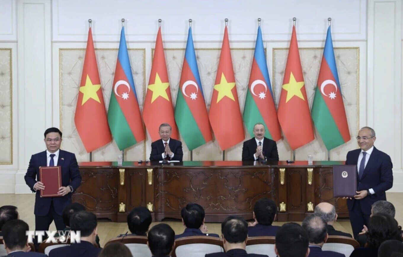 El Secretario General de Lam y presidente de la Republica de Azerbaiyan, Ilham Aliyev, fue testigo de la ceremonia de otorgar documentos de cooperacion entre Vietnam - Azerbaiyan. Foto: VNA