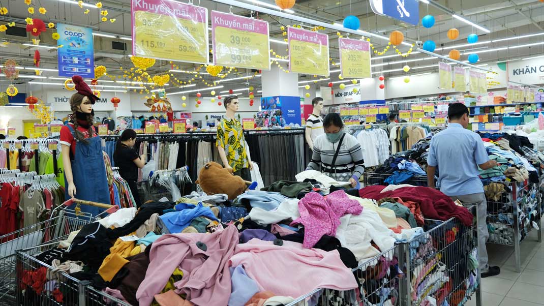 Retail businesses face the wave of e-commerce