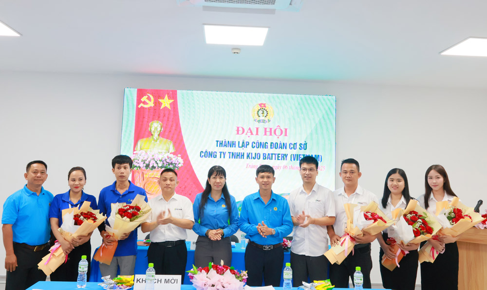 Lideres de la Zona Economica de West Ninh presentan flores para felicitar a la Junta Ejecutiva de la planta de la empresa KIJO BATTERY (Vietnam). Imagen de Fueng Dung