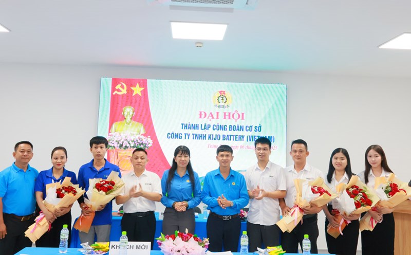 Leaders of the Tay Ninh Economic Zone Trade Union presented flowers to congratulate the Executive Committee of the Trade Union of KIJO BATTERY Company Limited (Vietnam). Photo: Phuong Dung