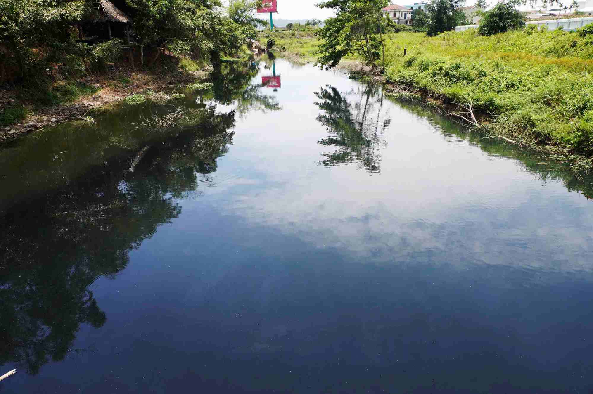 El canal hundido que fluye a traves de la colonia de Decision se ha convertido en una obsesion de los residentes debido a la grave contaminacion ambiental. Imagen de la pagina web de la Universidad de Hong Kong