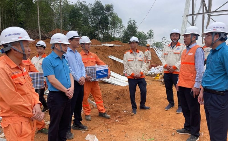 Chairman of Vietnam Electricity Trade Union Do Duc Hung (far right) encouraged workers constructing the 500kV Lao Cai - Vinh Yen transmission line. Photo: Nguyen Luong