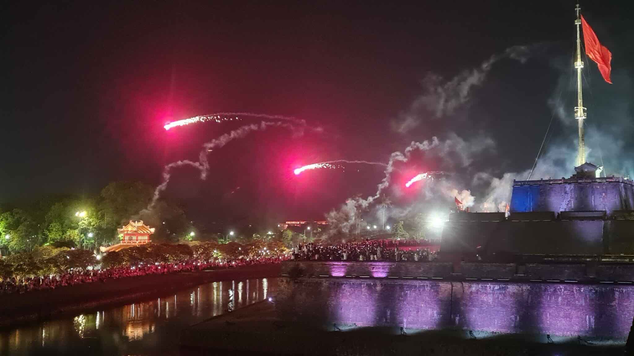 The fireworks display on the night of March 3 in Hue was lost, the audience fled into chaos. Photo: Vo Thanh.